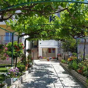 Paradiso , Pola Croazia